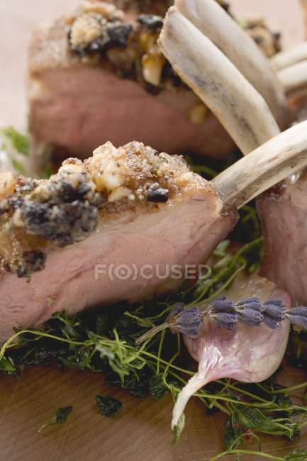 Cremagliera arrosto di agnello con crosta di erbe — Foto stock