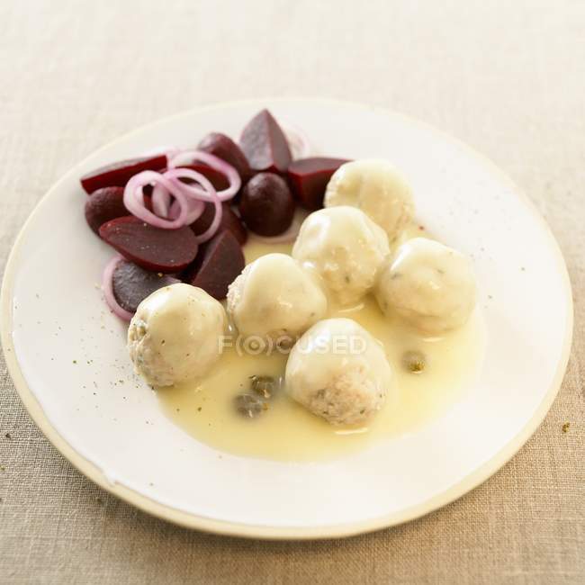 Meatballs with beetroot salad — Stock Photo