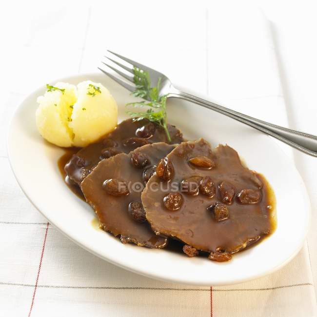Marinated braised beef with boiled potato — Stock Photo