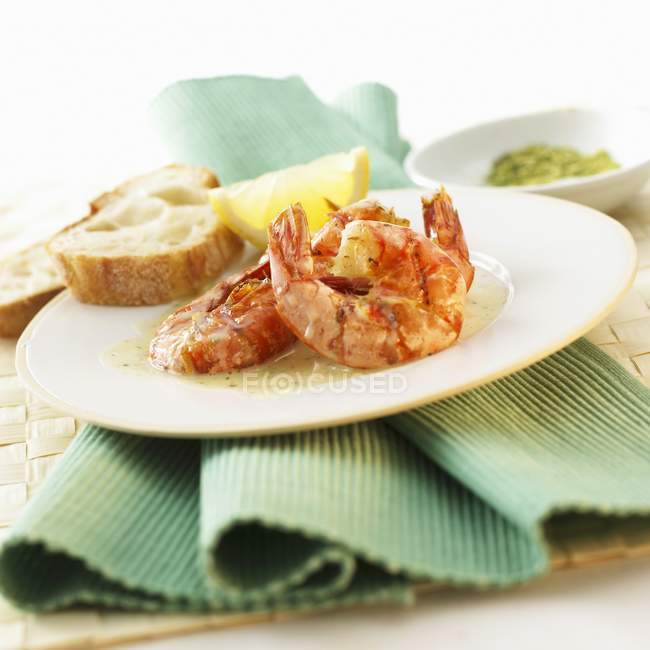Crevettes grillées à la sauce épicée — Photo de stock