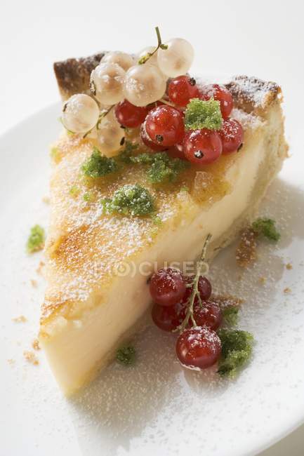 Pedaço de cheesecake com groselhas — Fotografia de Stock