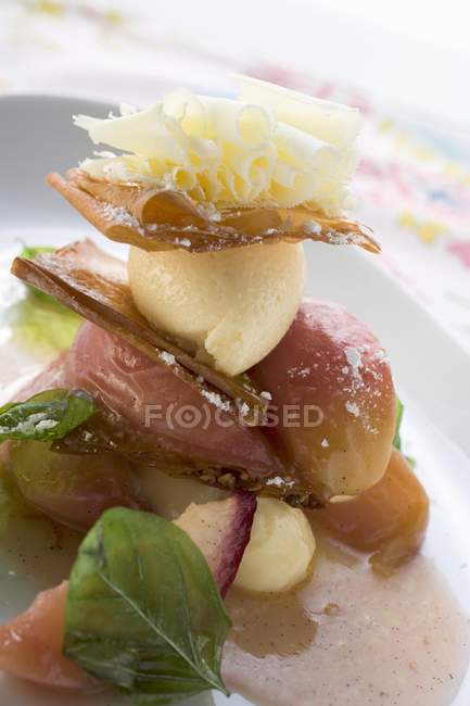 Mille-feuille with apples and white chocolate mousse — Stock Photo