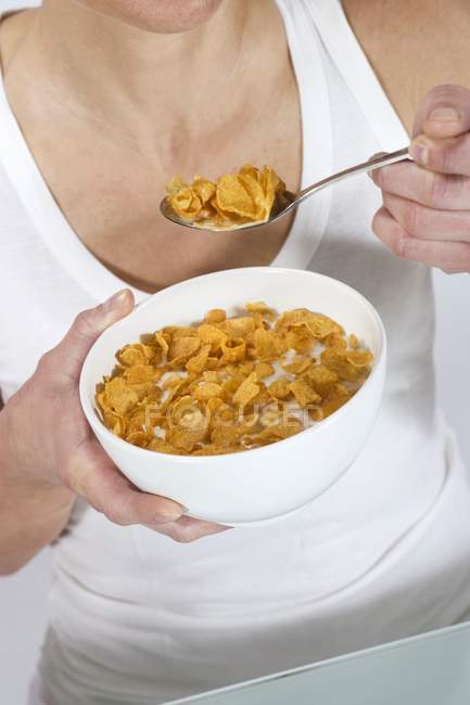 Donna che mangia cornflakes — Foto stock