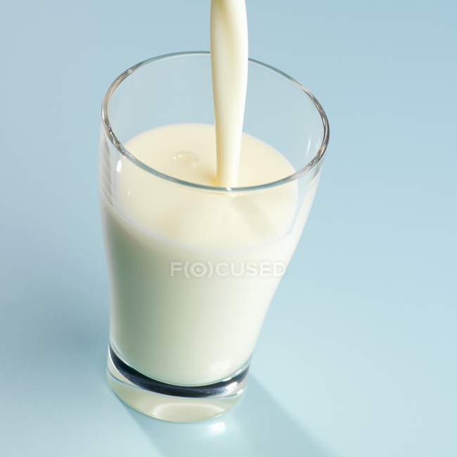 Primer plano de vaso de suero de leche - foto de stock