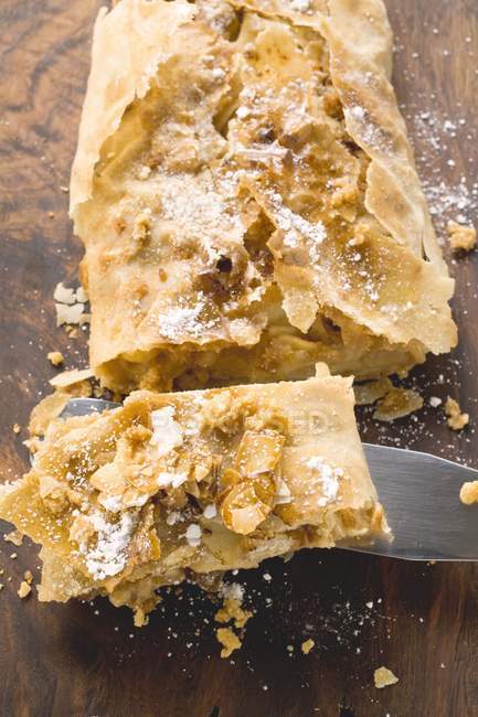 Closeup view of Apple strudel (overhead view) — Stock Photo