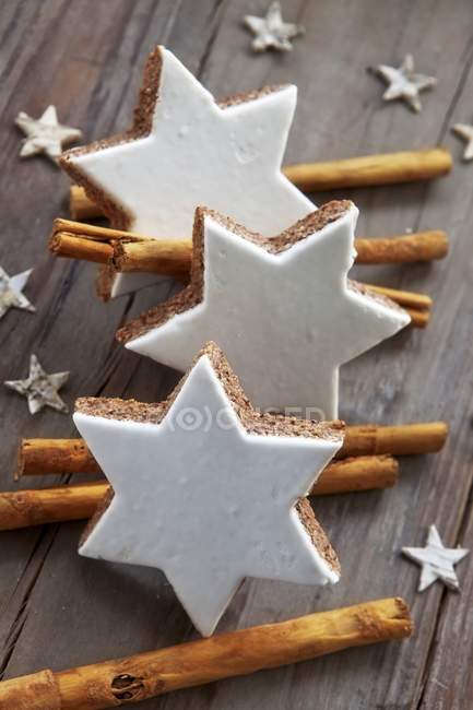 Cinnamon stars and cinnamon sticks — Stock Photo