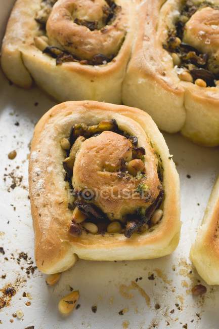 Closeup view of savoury pinwheels with pesto and pine nuts — Stock Photo