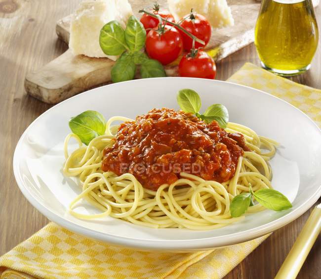 Espaguetis boloñés con albahaca - foto de stock