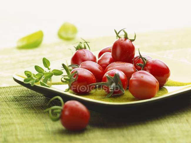 Plato de tomates frescos - foto de stock