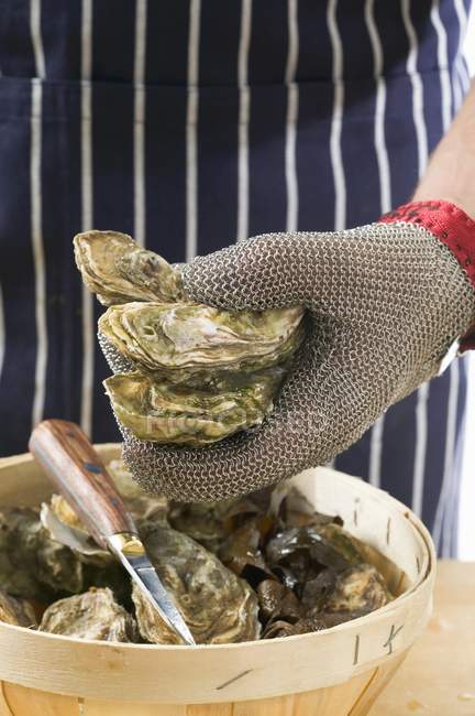 Shucking oysters, close-up — Stock Photo