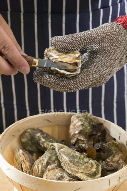 Shucking oysters, close-up — Stock Photo