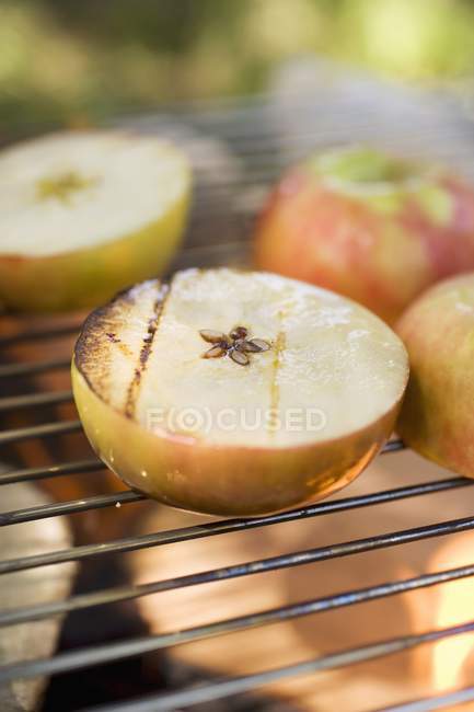 На грилі роздвоєна яблука — стокове фото