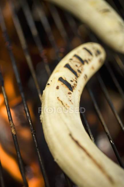 Банан на стойке для гриля — стоковое фото