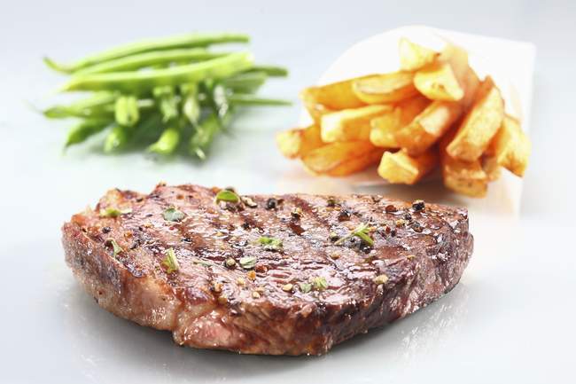 Steak de boeuf aux frites — Photo de stock