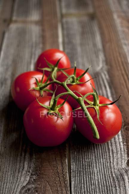 Tomates na superfície de madeira — Fotografia de Stock
