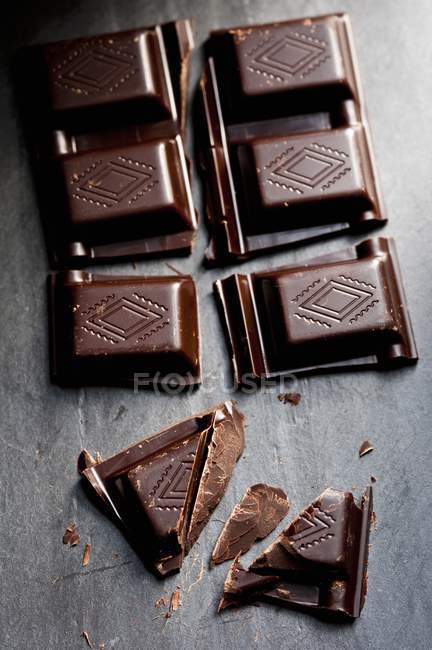 Сломанная плитка темного шоколада — стоковое фото