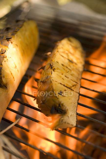 Geschnittene Ananas auf dem Grill — Stockfoto