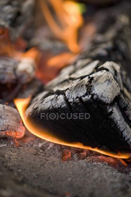 Vue rapprochée des charbons ardents et brûlants — Photo de stock