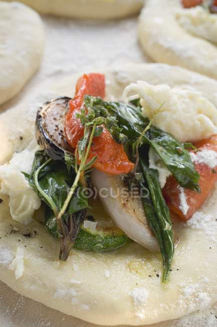 Focaccia condita con verdure e basilico — Foto stock