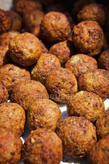 Bolas de garbanzos de falafel recién cocidas - foto de stock