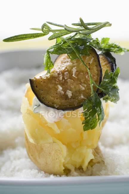 Запеченный картофель с баклажаном — стоковое фото