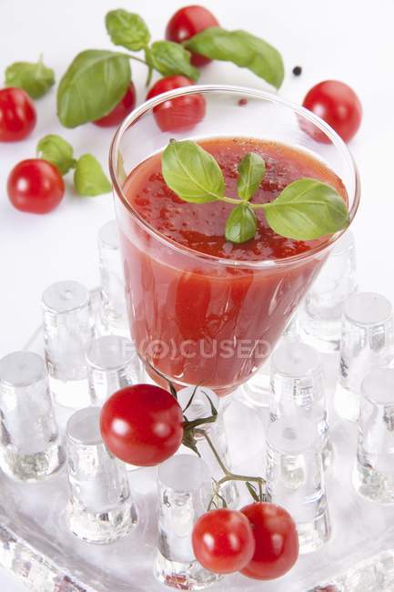 Minestra di pomodoro fredda con basilico in vetro — Foto stock