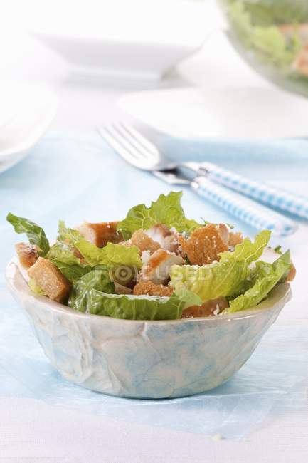 Vista close-up da salada clássica Caesar na tigela — Fotografia de Stock