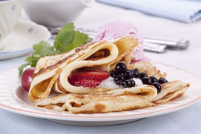 Pancakes with ice cream — Stock Photo