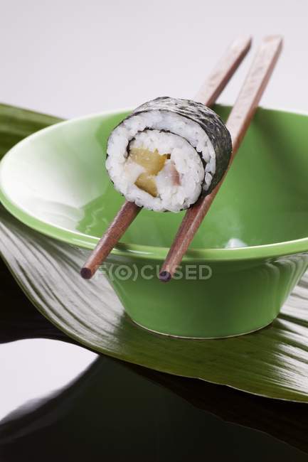 Maki-Sushi mit Hering und Gurken — Stockfoto