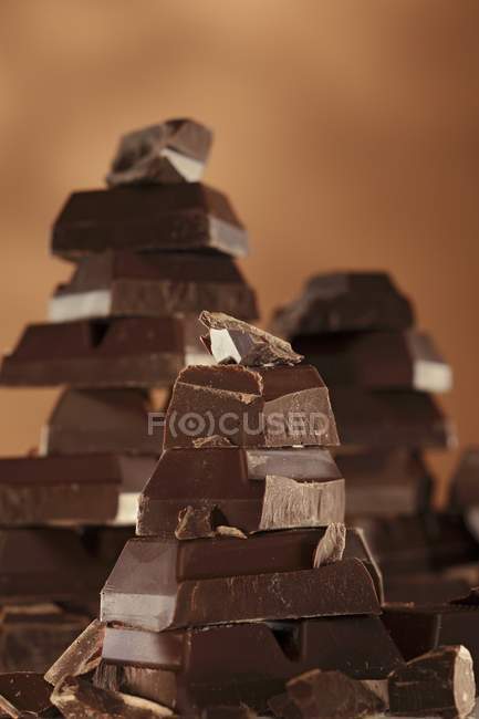 Cioccolato fondente impilato — Foto stock