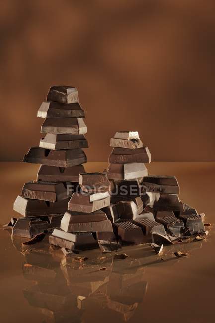 Gestapelte dunkle Schokolade — Stockfoto