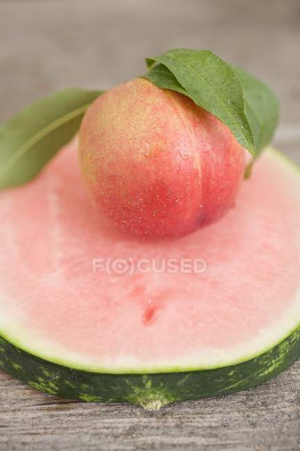 Nektarine und Wassermelone in Scheiben geschnitten — Stockfoto