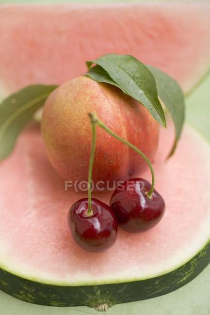 Спелые арбузы и вишни — стоковое фото