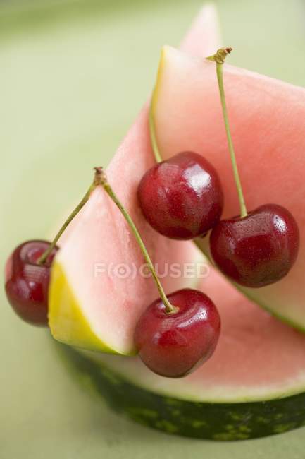Cerejas e melancia madura — Fotografia de Stock