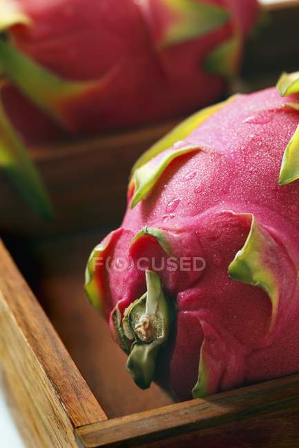 Fruta de dragão em caixa de madeira — Fotografia de Stock