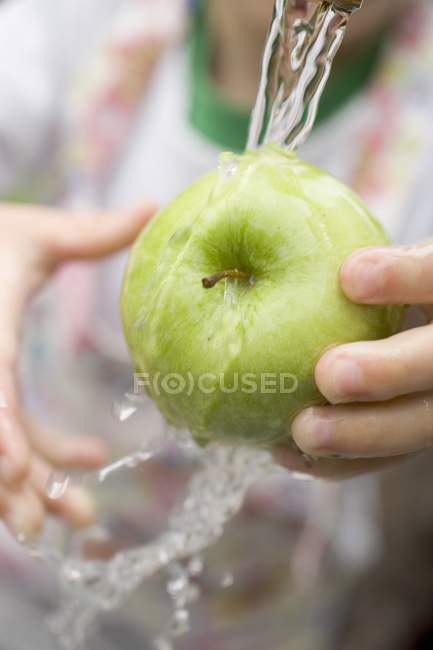 Kind mit grünem Apfel — Stockfoto