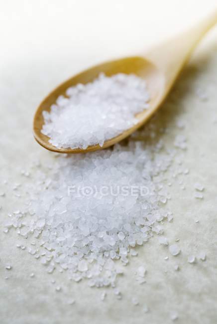 Грубая соль с ложкой — стоковое фото