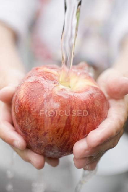 Enfant tenant une pomme rouge — Photo de stock