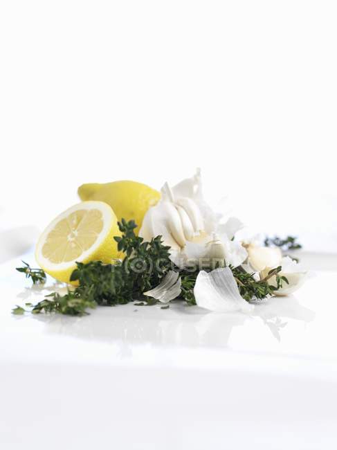 Knoblauch mit Thymian und Zitronen — Stockfoto