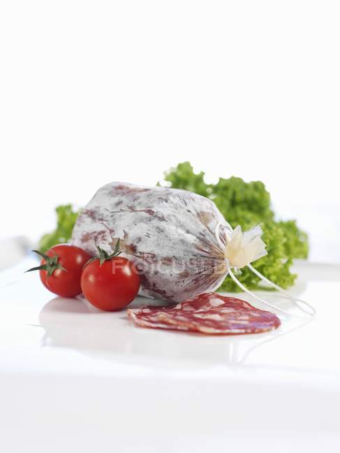 Salami mit Kirschtomaten und Latucce — Stockfoto
