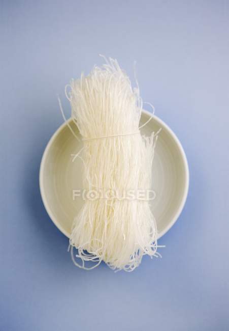 Mazzo di tagliatelle di riso crudo — Foto stock