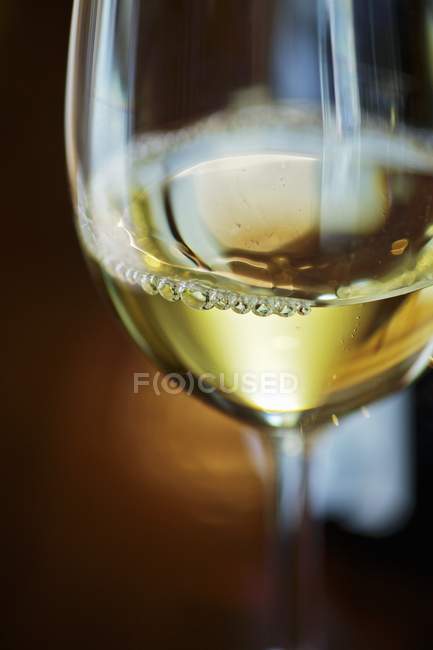 Келих вина зелений Вельтлінер — стокове фото