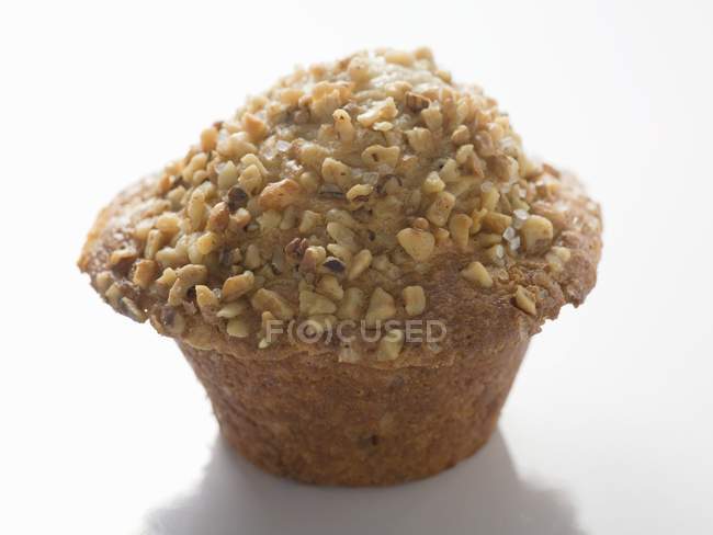 Muffin garniert mit gehackten Nüssen — Stockfoto