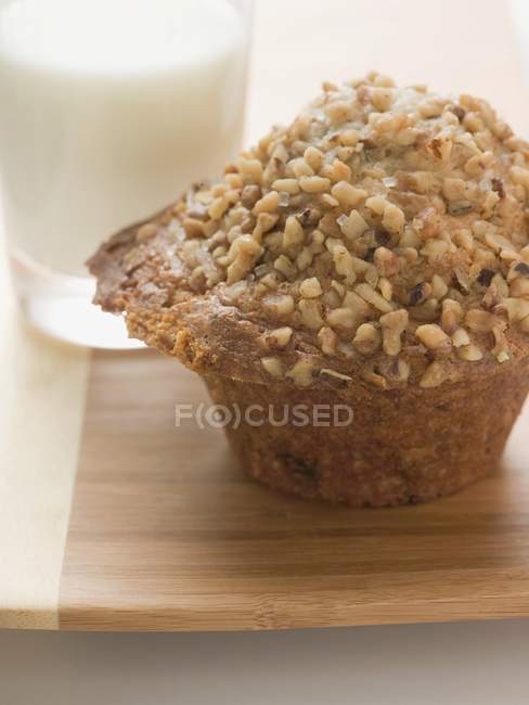 Muffin coberto com nozes picadas — Fotografia de Stock