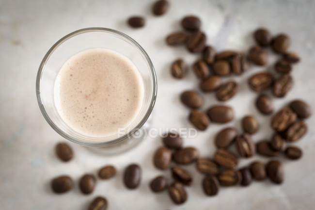 Top view of coffee liqueur and coffee beans — Stock Photo