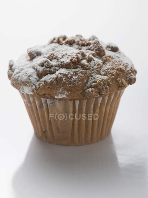 Muffin aux noix saupoudré de sucre glace — Photo de stock