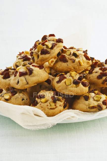 Biscotti al mirtillo rosso-pistacchio in cumulo — Foto stock