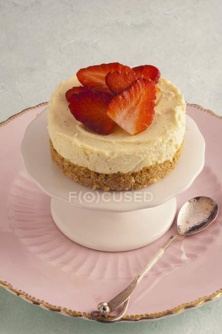 Cheesecake aux fraises sur assiette — Photo de stock