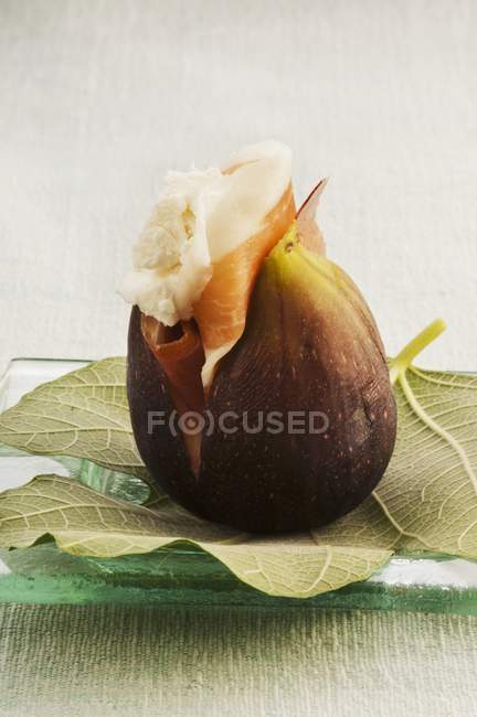 Figs with ham and cheese — Stock Photo