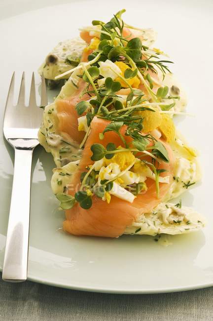 Salada de batata com salmão defumado — Fotografia de Stock